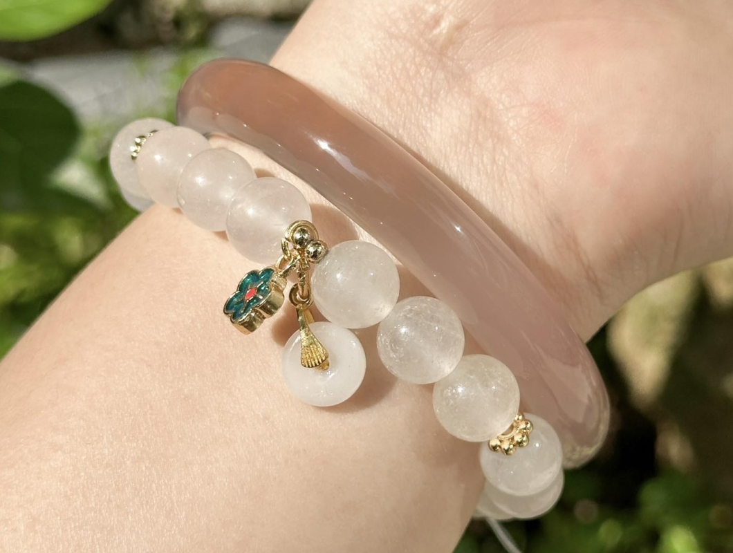 Làm thế nào để đeo vòng đá mà không sợ vỡ?