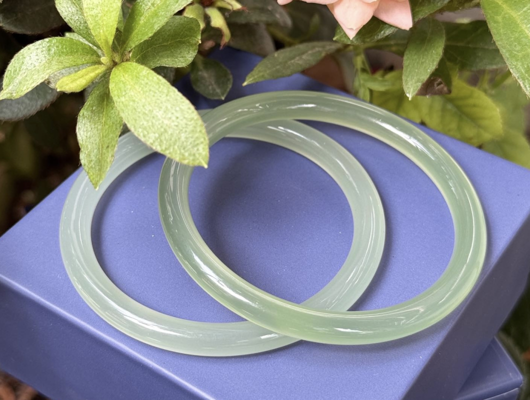 Bí Quyết Chọn Màu Vòng Đá Bạch Nguyệt Quang Theo Mệnh