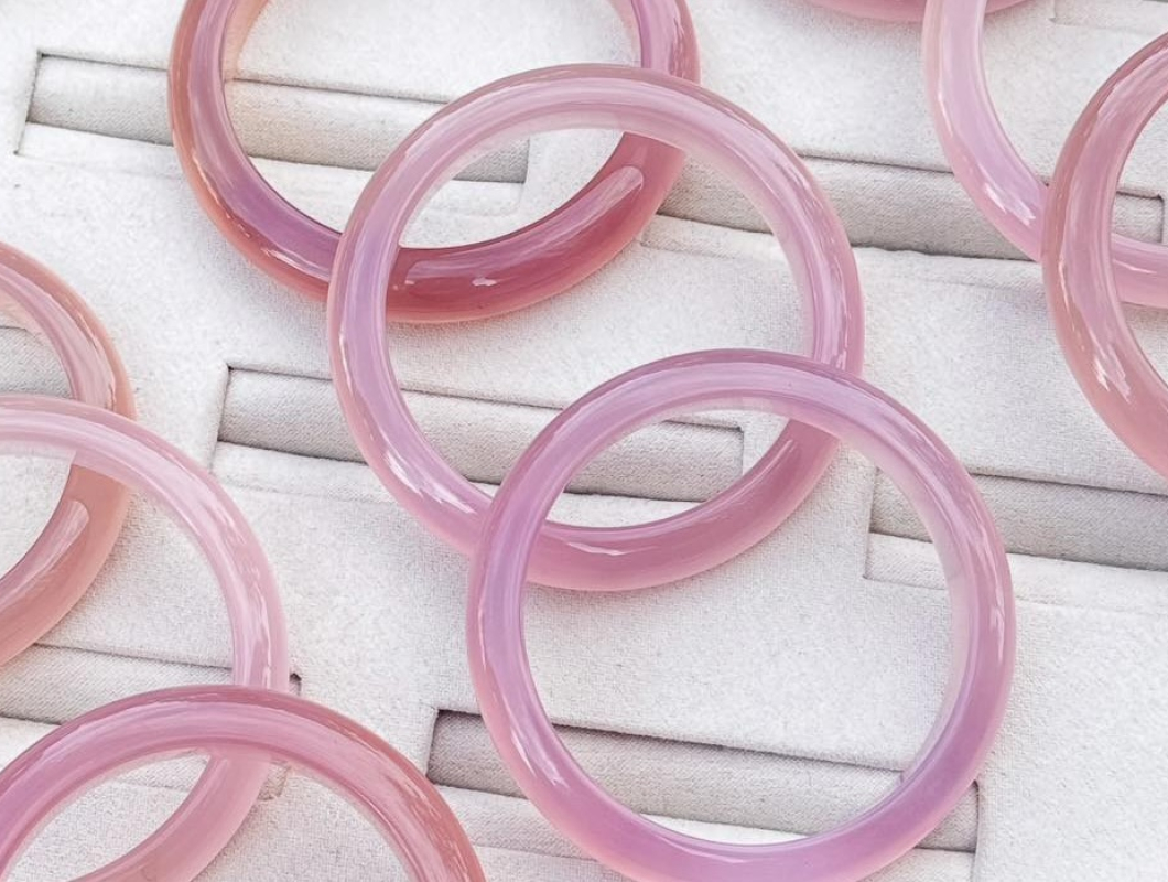 Tại Sao Giá Của Vòng Bạch Nguyệt Quang Lại Khác Nhau?