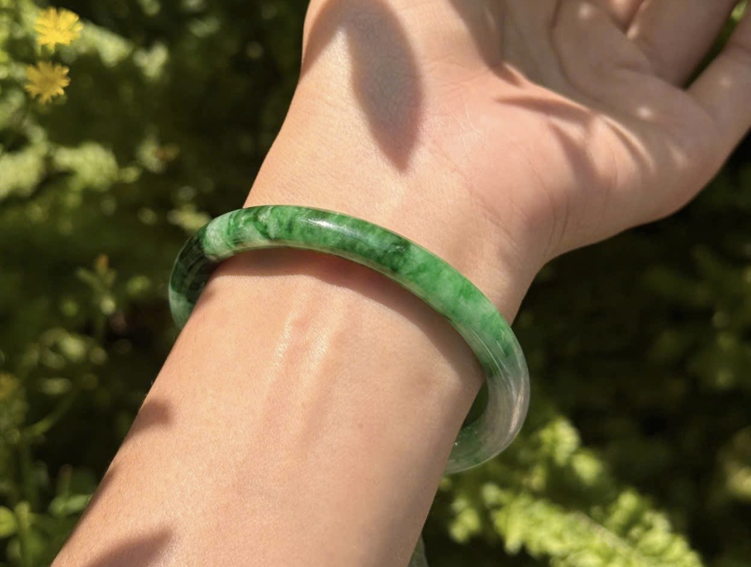 Lên Nước Nghĩa Là Gì? Tại Sao Vòng Đá Đeo Lâu Ngày Lại Lên Nước?