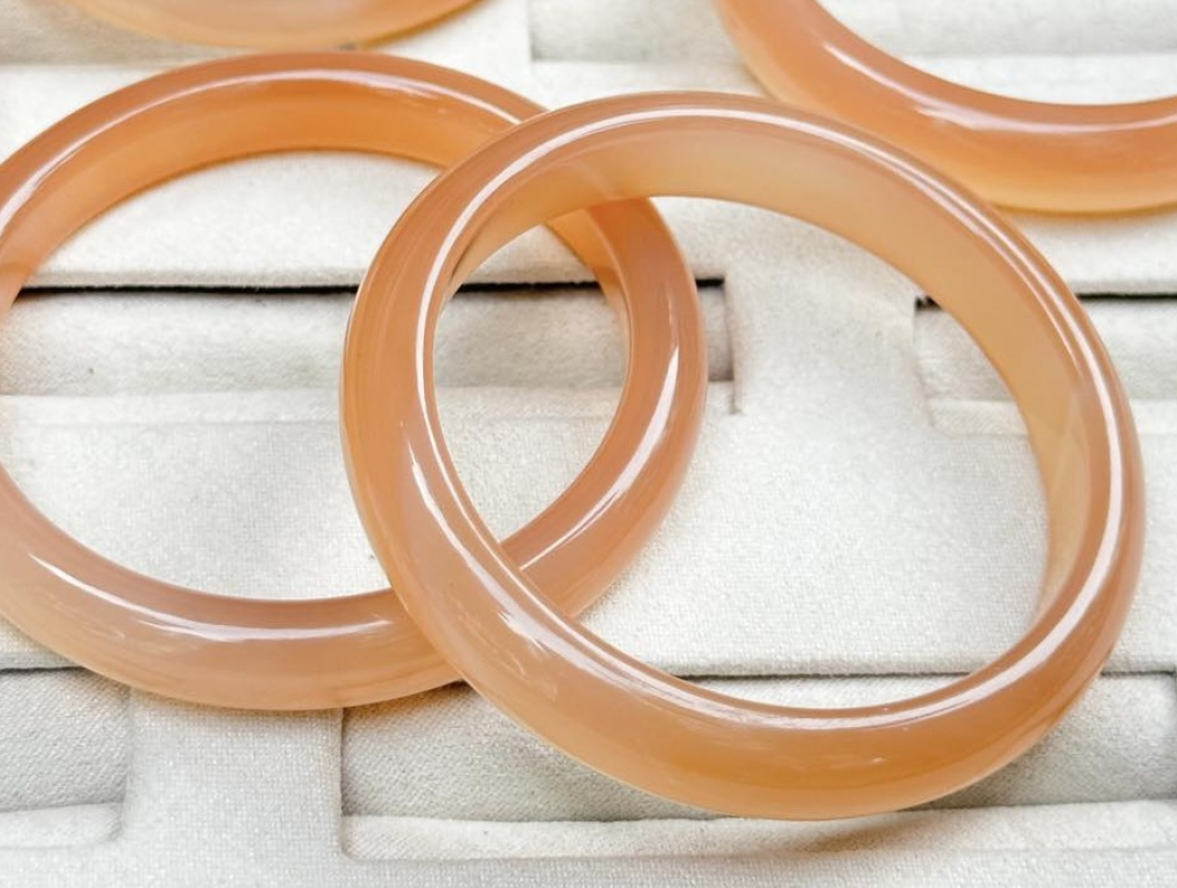 Bí Quyết Chọn Màu Vòng Đá Bạch Nguyệt Quang Theo Tone Da