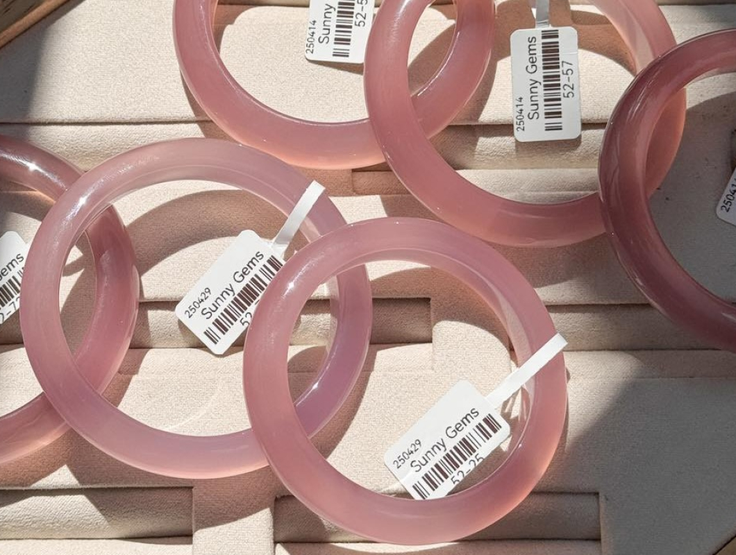 Tại sao người xưa thường đeo Vòng Đá Phong Thuỷ? Tìm hiểu ý nghĩa và lợi ích của vòng đá