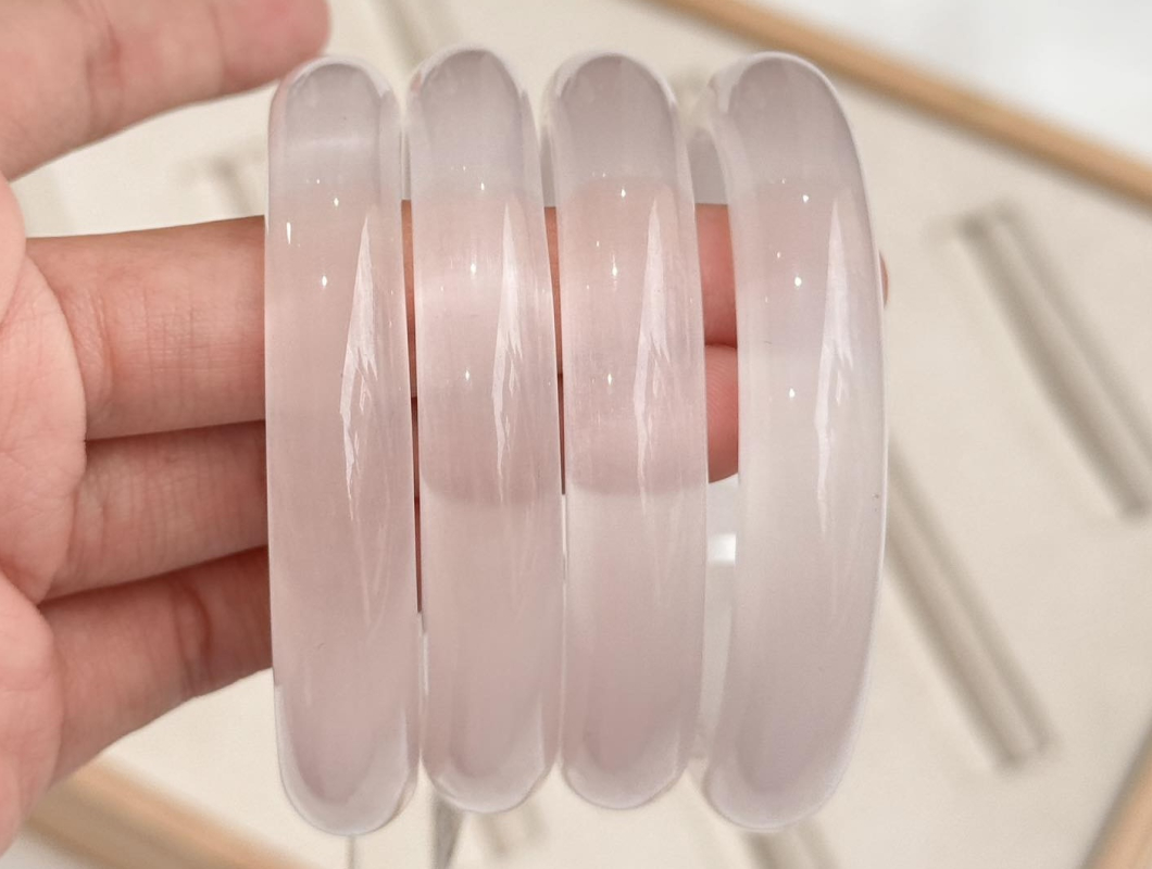 Tài chính khiêm tốn thì nên chọn vòng tay nào: Lời khuyên cho người tiêu dùng thông minh