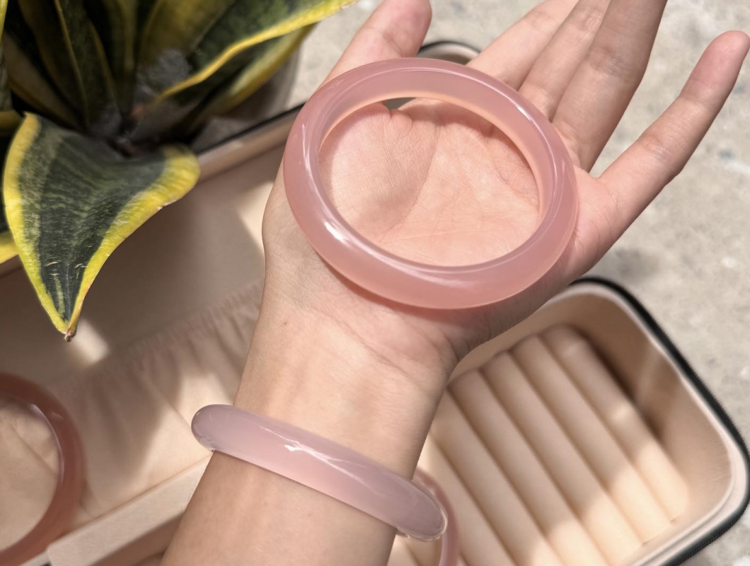 Vòng Ngọc Nên Đeo Tay Nào Thì Tốt Cho Phong Thuỷ?