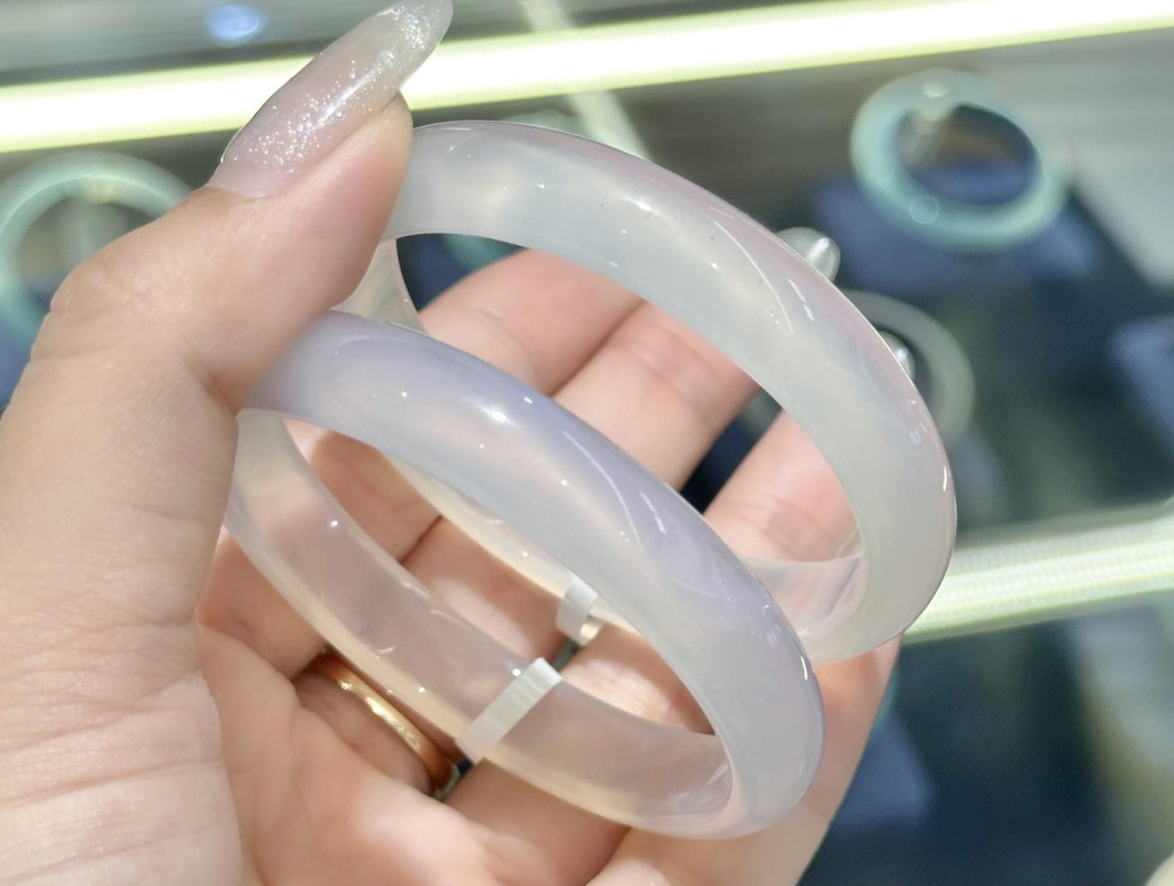 Giải Mã Hiện Tượng "Lên Nước" Của Vòng Đá: Sự Thật & Ý Nghĩa