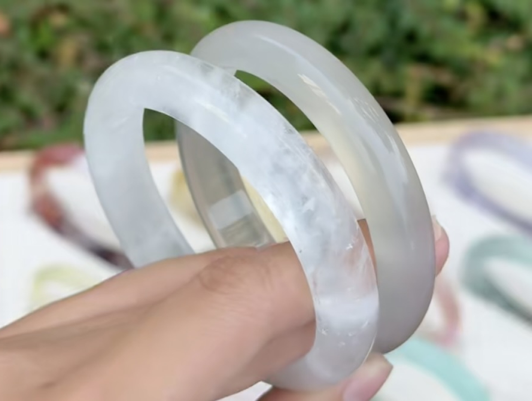 Giữa Thạch Anh và mã não Bạch Nguyệt Quang nên chọn loại nào? Tìm hiểu ngay