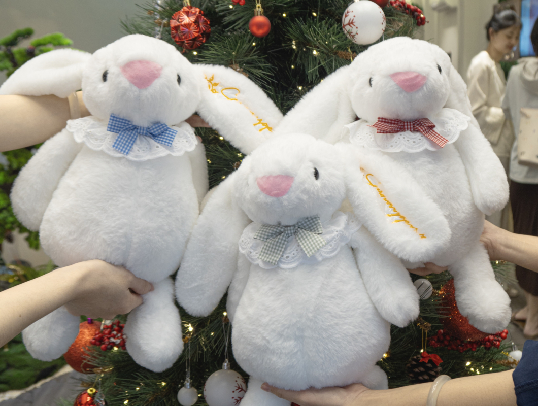Sunny Gems Gửi Trao Món Quà Giáng Sinh Ấm Áp: Tặng Thỏ Bông Cho Đơn Hàng Từ 1 Triệu