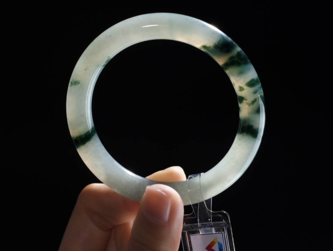 Sunny Gems Trình Làng Lô Vòng Cẩm Thạch Type A "Hoa Bay": Vẻ Đẹp Đỉnh Cao Của Ngọc Tự Nhiên