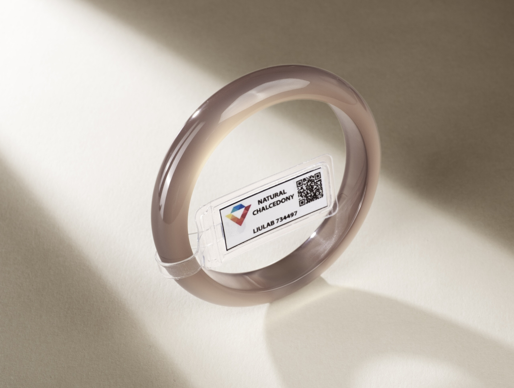 Vòng Mã Não "Bạch Nguyệt Quang" Xám Khói: Vẻ Đẹp Phá Cách, Năng Lượng Mới