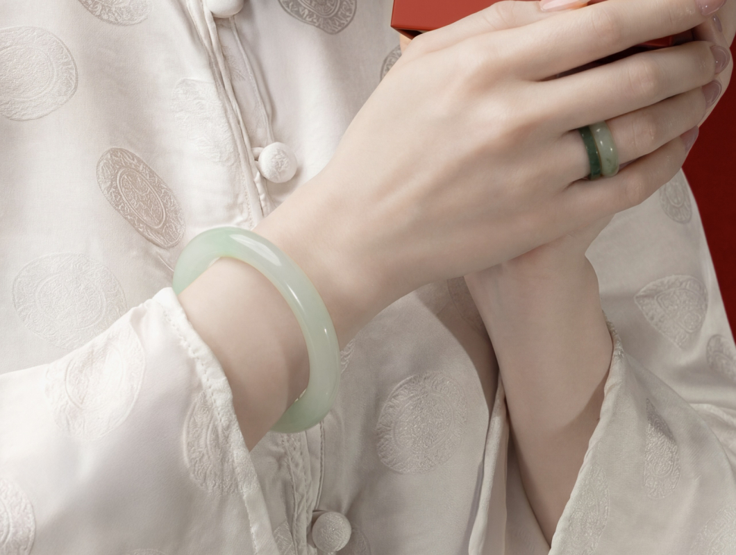 Chọn Vòng Cẩm Thạch Type A Ý Nghĩa Tặng Mẹ Ngày 8/3