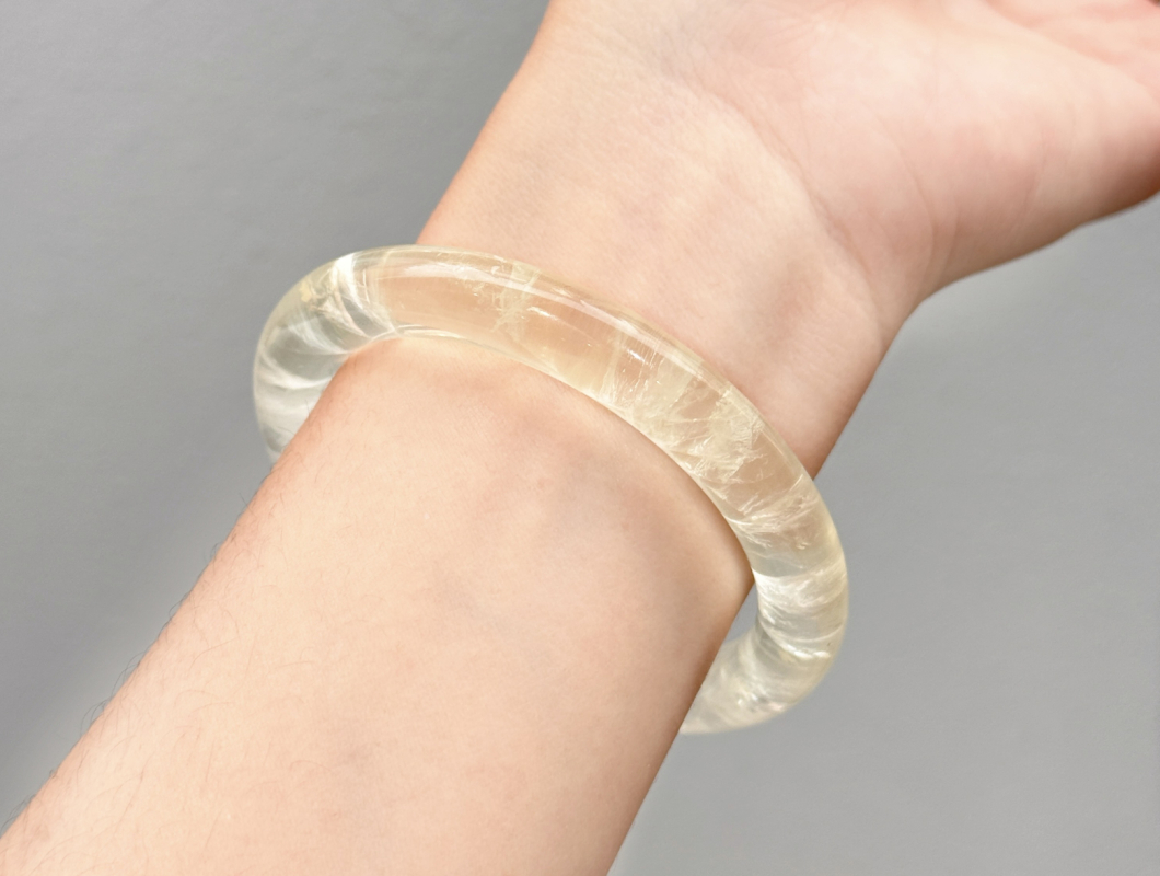 Vì Sao Thạch Anh Dễ Vỡ Dù Độ Cứng Cao?