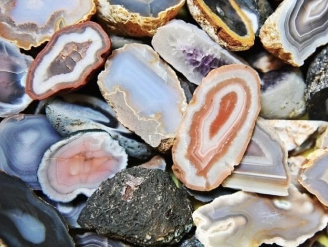 Hành Trình Của Một Chiếc Vòng Đá: Từ Lòng Đất Đến Tuyệt Tác