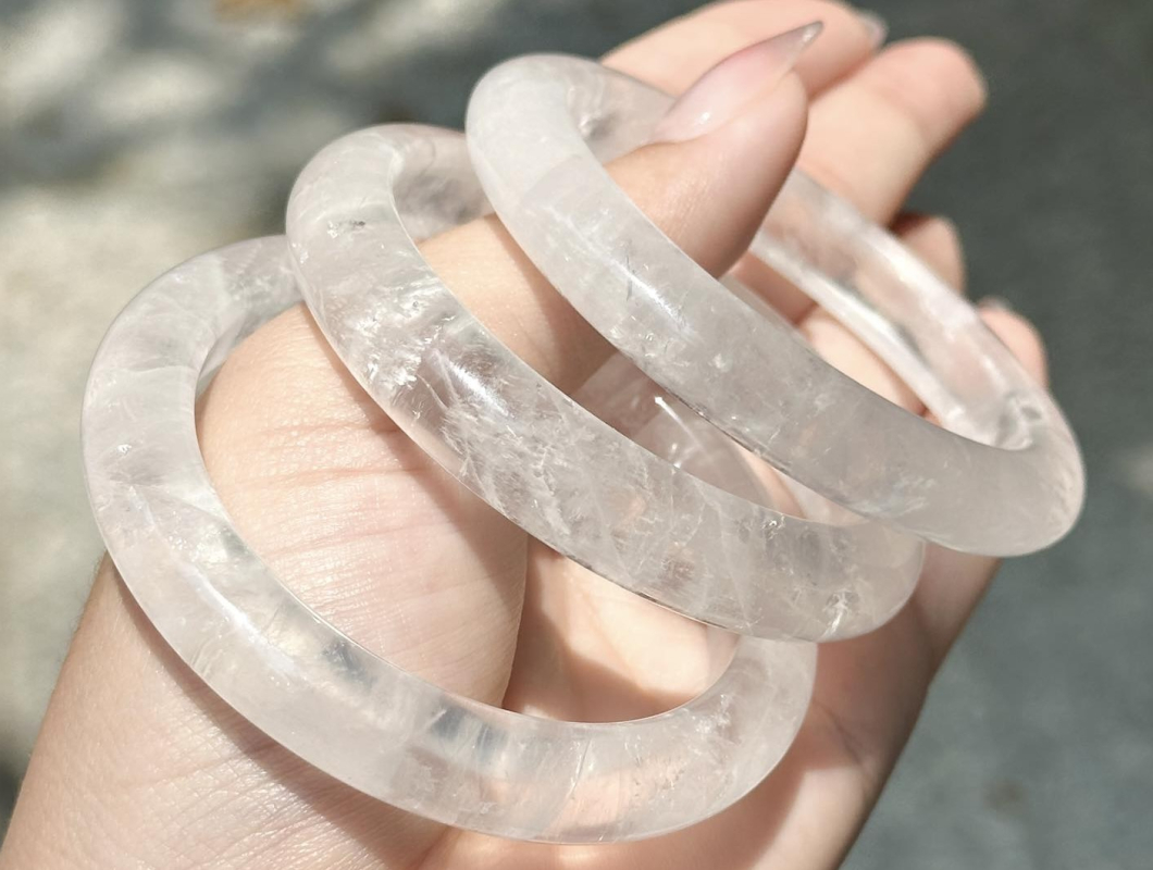 Ý Nghĩa Của Việc Sử Dụng Vòng Tay Đá Thạch Anh Trắng Trong Phong Thủy Và Sức Khỏe