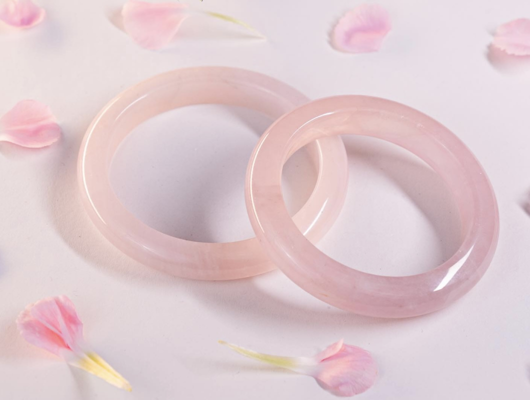 Chọn Quà 8/3 Tặng Vợ, Người Yêu: Gợi Ý Vòng Đá Ý Nghĩa Từ Sunny Gems