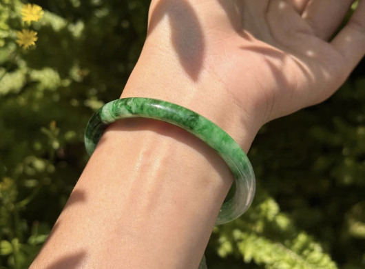 Lên Nước Nghĩa Là Gì? Tại Sao Vòng Đá Đeo Lâu Ngày Lại Lên Nước?