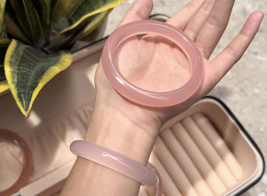 Vòng Ngọc Nên Đeo Tay Nào Thì Tốt Cho Phong Thuỷ?