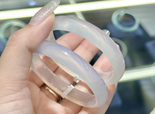 Giải Mã Hiện Tượng "Lên Nước" Của Vòng Đá: Sự Thật & Ý Nghĩa