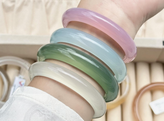 Vòng Đá Có Dễ Vỡ Không? Giải Mã Độ Bền & Cách Bảo Quản