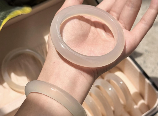 Nên Mua Vòng Đá To Hay Nhỏ? Bí Quyết Chọn Size Vòng Hoàn Hảo