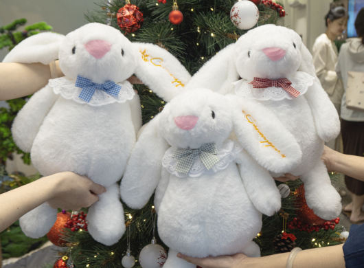 Sunny Gems Gửi Trao Món Quà Giáng Sinh Ấm Áp: Tặng Thỏ Bông Cho Đơn Hàng Từ 1 Triệu
