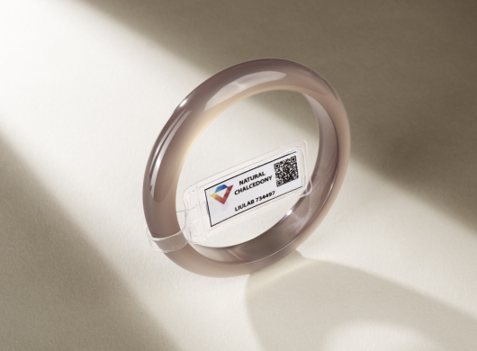 Vòng Mã Não "Bạch Nguyệt Quang" Xám Khói: Vẻ Đẹp Phá Cách, Năng Lượng Mới