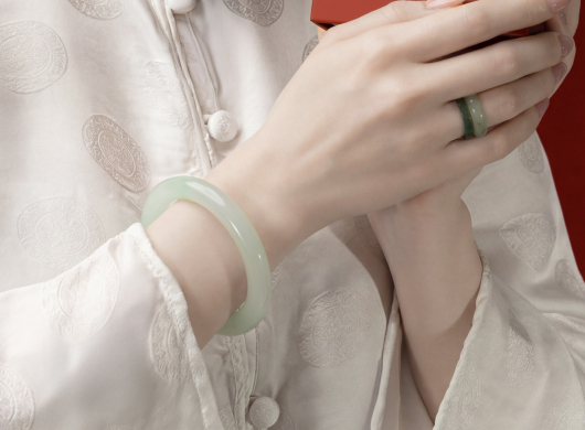 Chọn Vòng Cẩm Thạch Type A Ý Nghĩa Tặng Mẹ Ngày 8/3