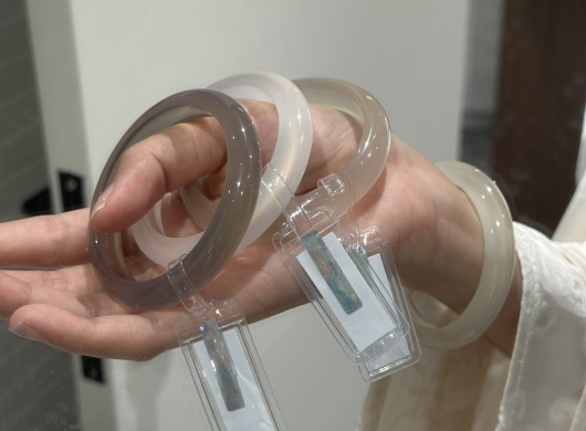 Giải Mã "Khởi Keo, Khởi Quang, Khởi Cang": Bí Mật Ánh Sáng Của Vòng Đá Chất Lượng Cao