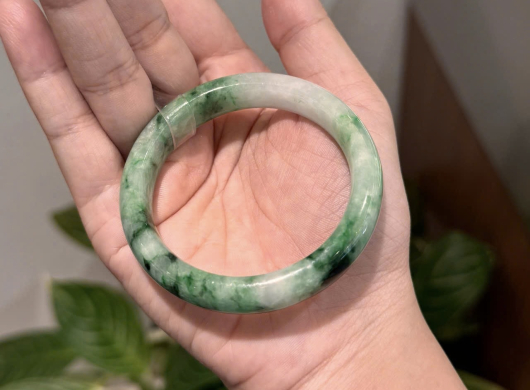 Vòng Cẩm Thạch "Đậu Lý": Vẻ Đẹp Tươi Mát & Năng Lượng Cân Bằng