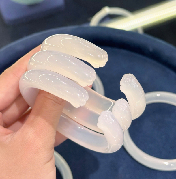 Vòng đá Bạch Nguyệt Quang Chân Mèo